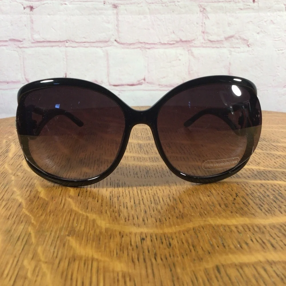 Black and Silver Accent Frame Oversized Sunglasses - Picture 3 of 5